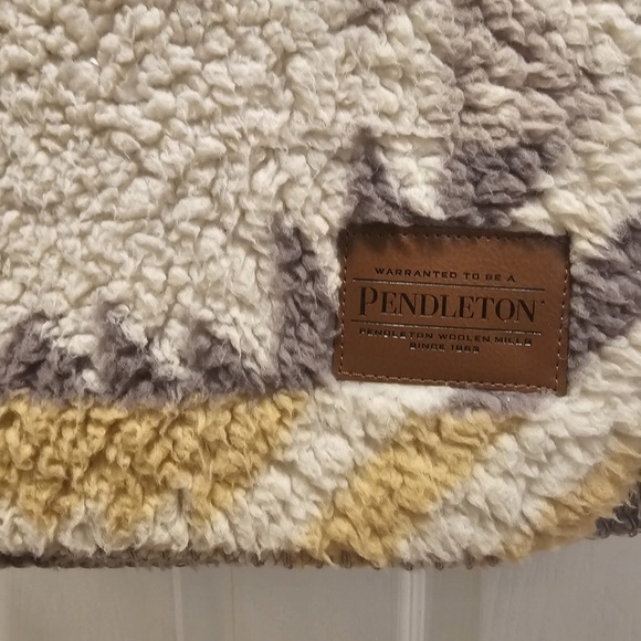 Pendleton Bedding Pendleton White Sands Aztec Print Sherpa Throw